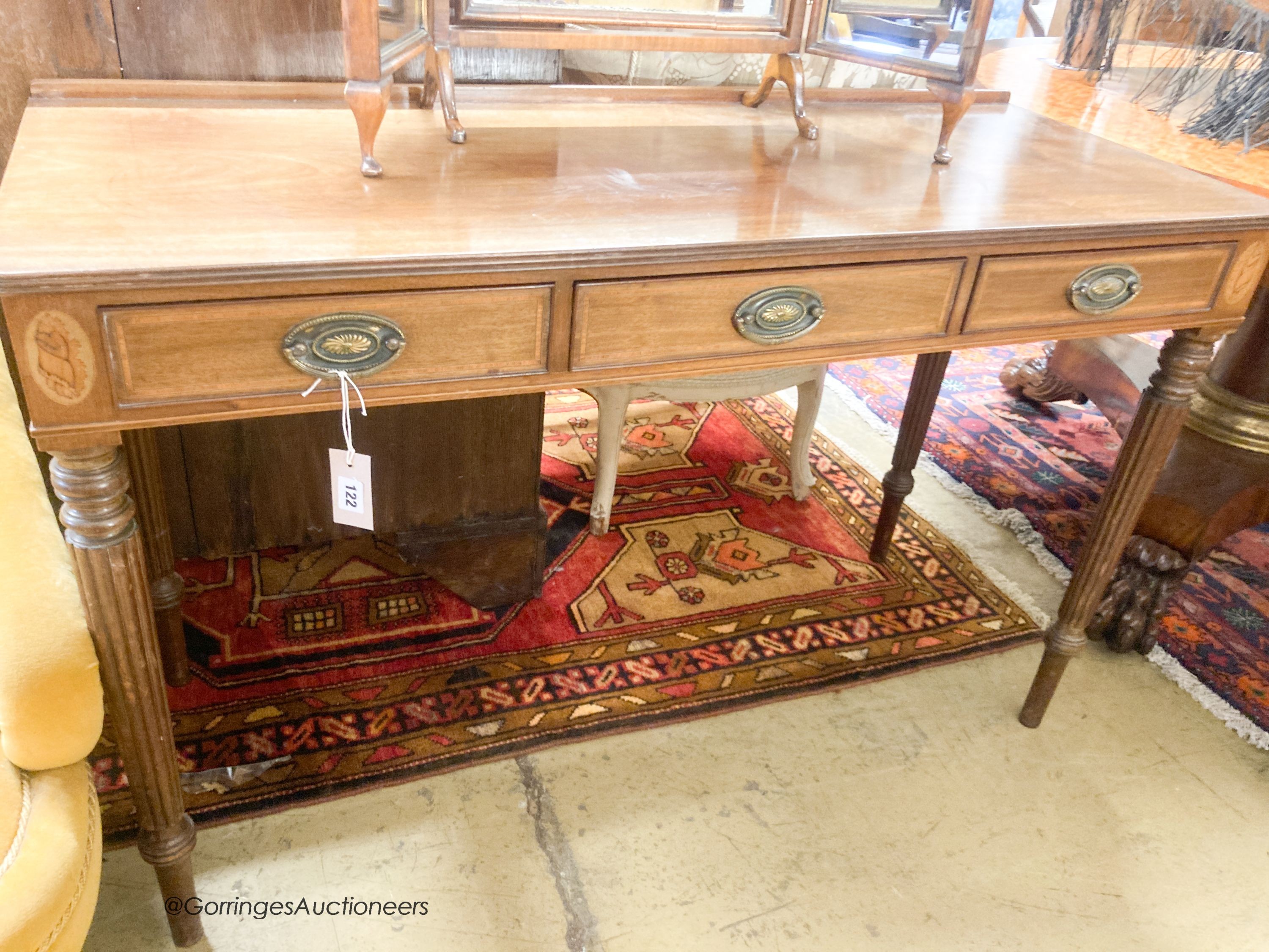 An early 20th century Georgian style mahogany dressing table, width 122cm, depth 49cm, height 77cm together with a Queen Anne style dressing table mirror